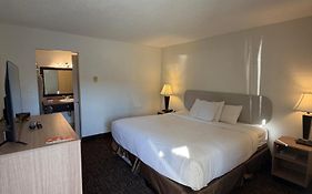 Howard Johnson By Wyndham Downtown Kamloops
